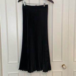 Brand new. No tags. H&M pleaded skirt